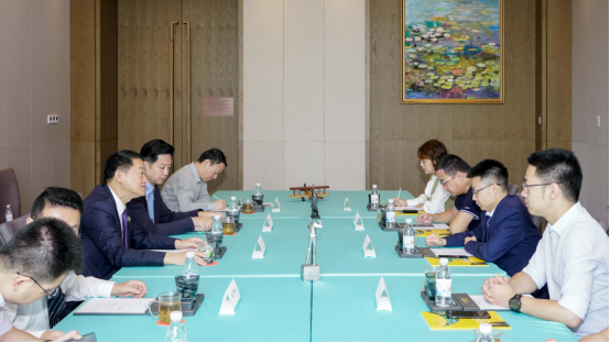 省旅投集團(tuán)黨委書(shū)記、董事長(zhǎng)任丁與騰訊“王者榮耀”CTO鄧君、騰訊大成網(wǎng)總裁鄭亮座談交流