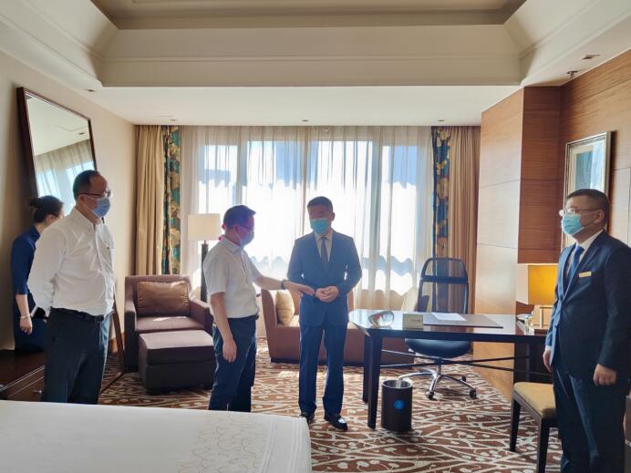 集團(tuán)黨委委員、董事鄭貴林檢查指導(dǎo)酒店疫情防控和防汛工作