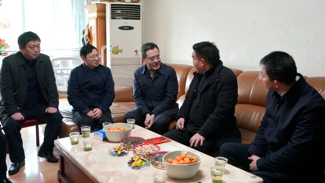 省國資委黨委書記、主任馮文生等領(lǐng)導(dǎo)走訪慰問省旅投集團老黨員、老干部