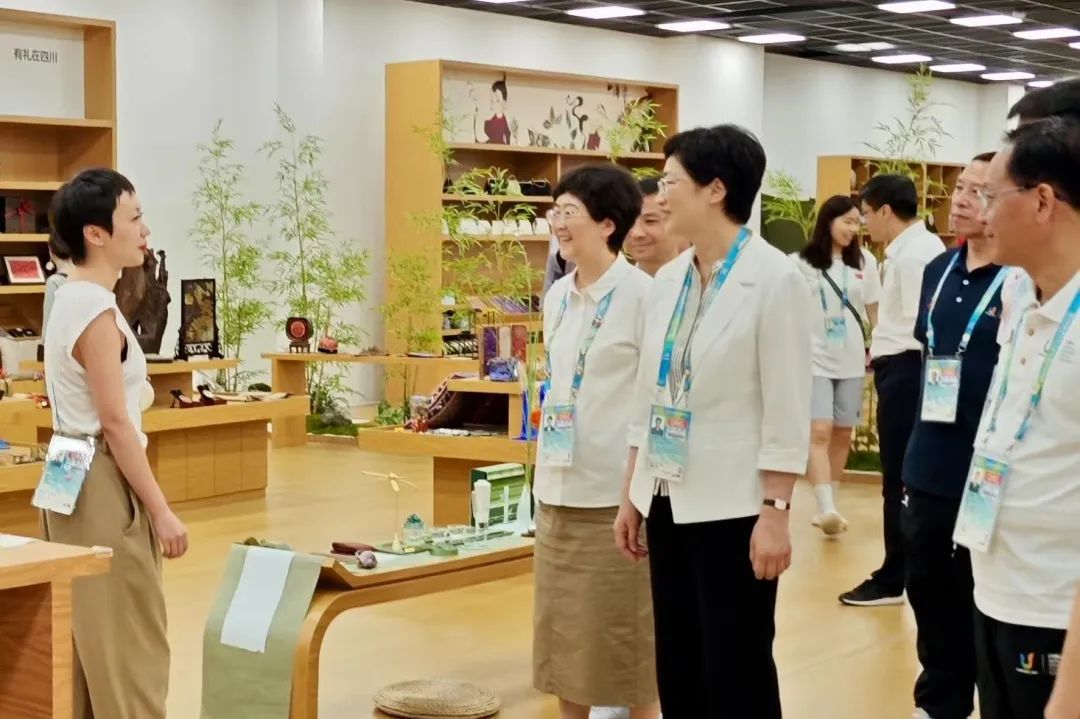 省、市領導視察大運村“有禮在四川”四川特色商品館